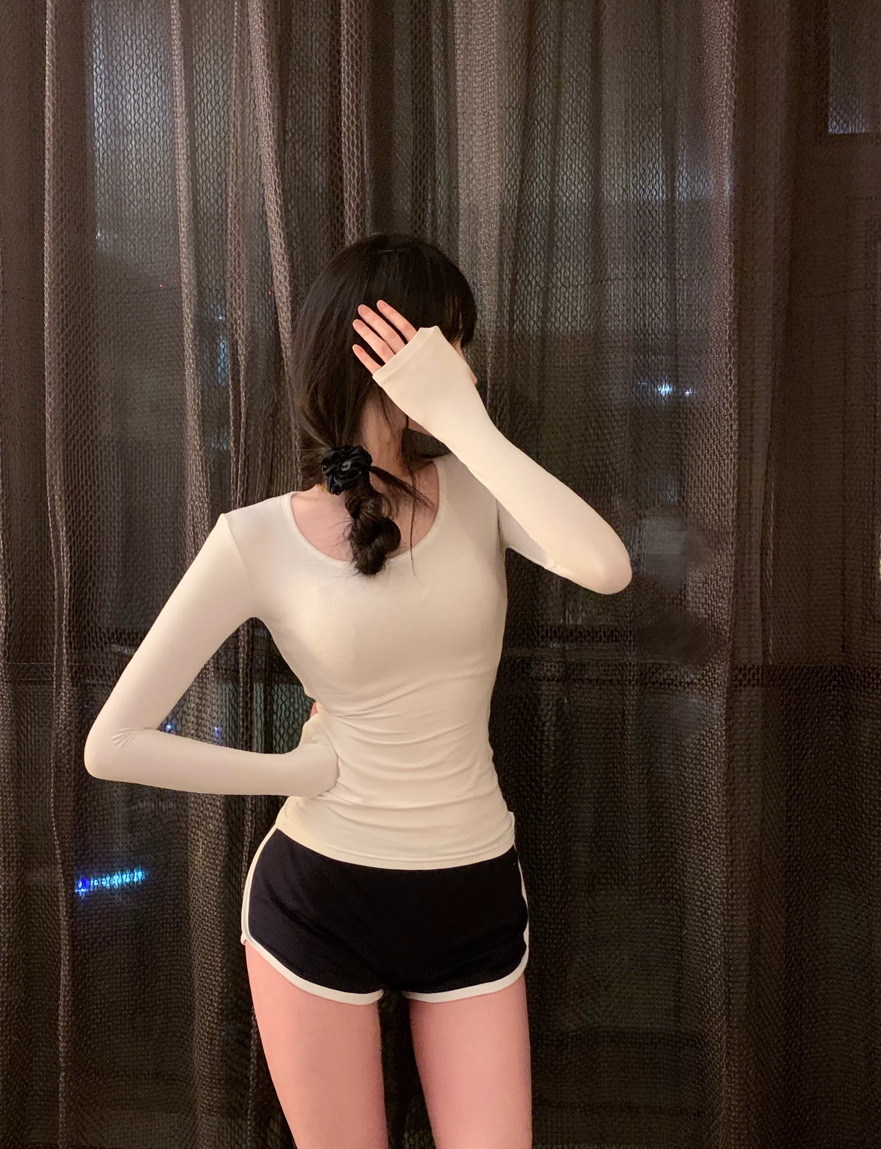 她黃色的T恤在陽光下格外顯眼 襯托出她曼妙身姿