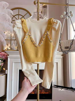 Korean design sense heavy industry diamond-inlaid earrings knitted suspender vest women's 2025 short base top set
