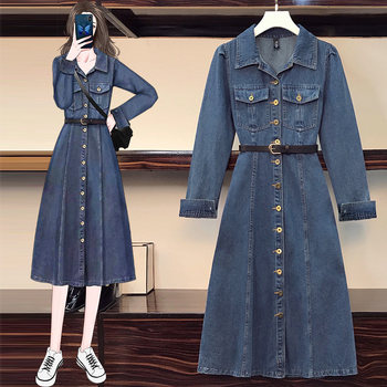 A mid-length denim dress with a fashionable dress

