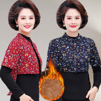 Middle-aged and elderly female mothers with small cotton coats on their backs in autumn and winter
