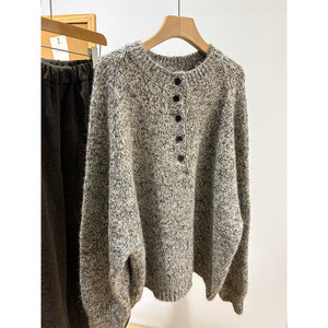 
Spring and Autumn Style~Relaxed and loose, large version, slimming raglan sleeves, small buttons decorated with miscellaneous lines, brown pullover sweater