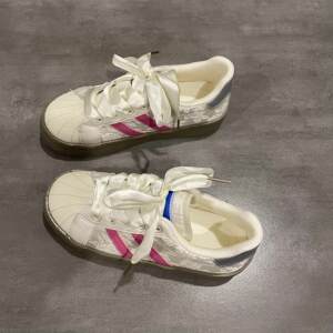 
Qiqi Master Rose Embroidery Sweet and Cool Retro Shoes for Women 2024 Summer New Hot Canvas Shoes Women's Shoes