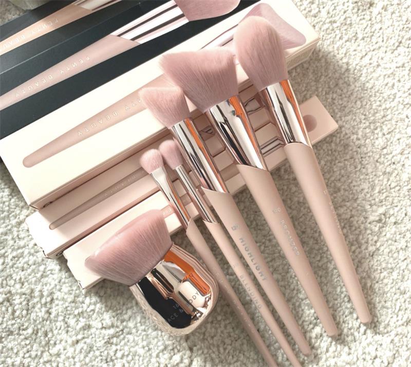 В наличии Кисть для хайлайтера Fenty Beauty Blush — Кисть для контуринга тональной основы, Кисть для теней, Портативная кисть