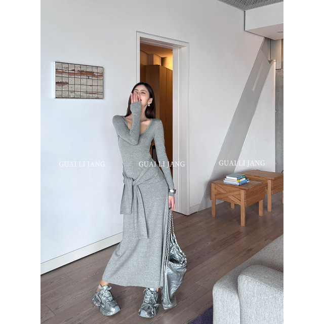 Spring and summer knitted dress for women, sexy long sleeves, waist-hugging temperament, inner straps, U-neck base, hip-packing long skirt