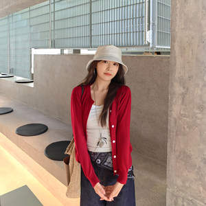 
Design niche red exterior thin cardigan for women in autumn Korean slim short long-sleeved sweater jacket