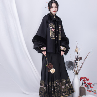 三翎改良织金马面汉服