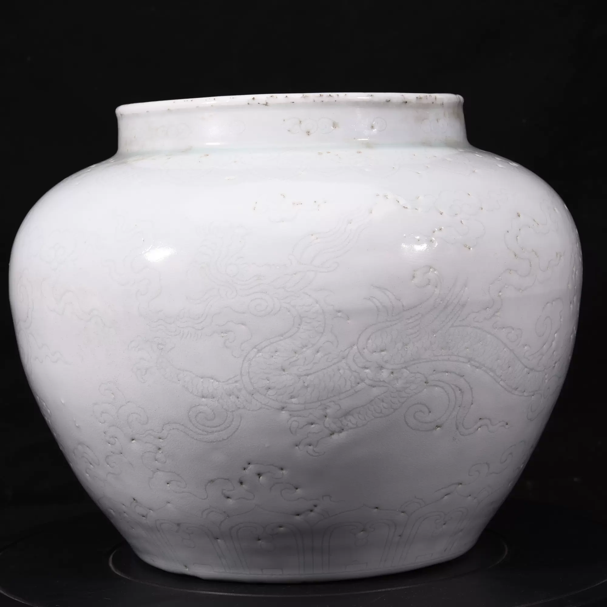 大清乾隆年制矾红描金福桃蟠桃纹天球瓶