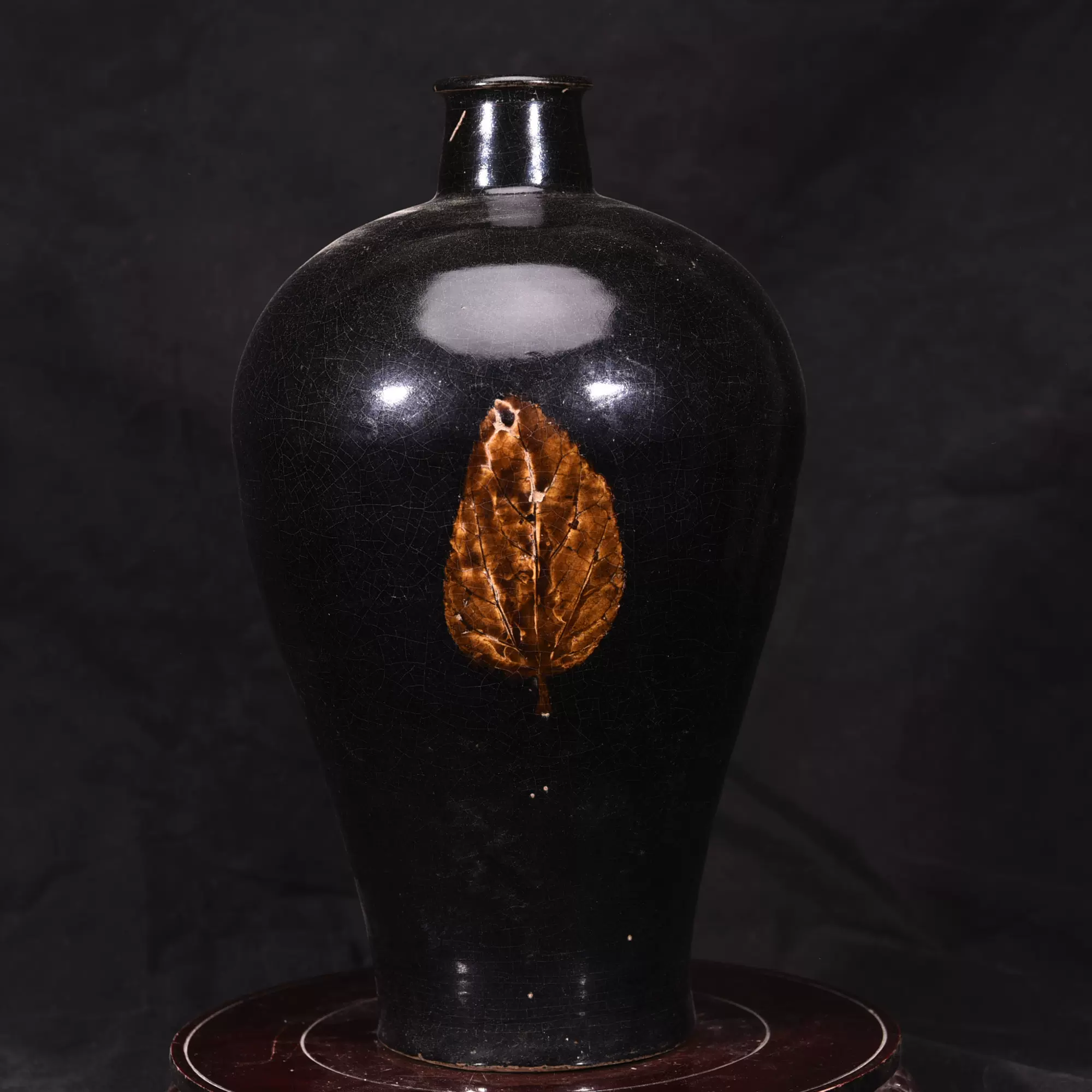 大宋吉州窑乌金釉木叶树叶纹酒瓶梅瓶