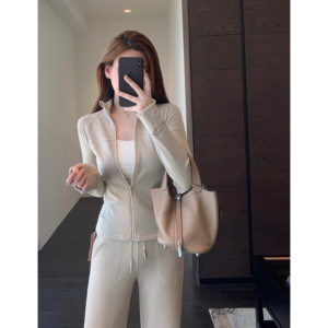 
AMR UU cabinet has 1000+ high-quality warm jackets, high-waisted straight casual wide-leg pants for women, new autumn and winter styles