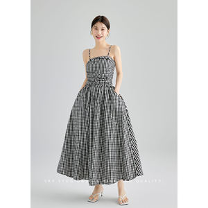 
SKY Zhang Huihui's homemade strapless plaid dress for women in summer 2025 new temperament A-line waist-hugging sleeveless long skirt