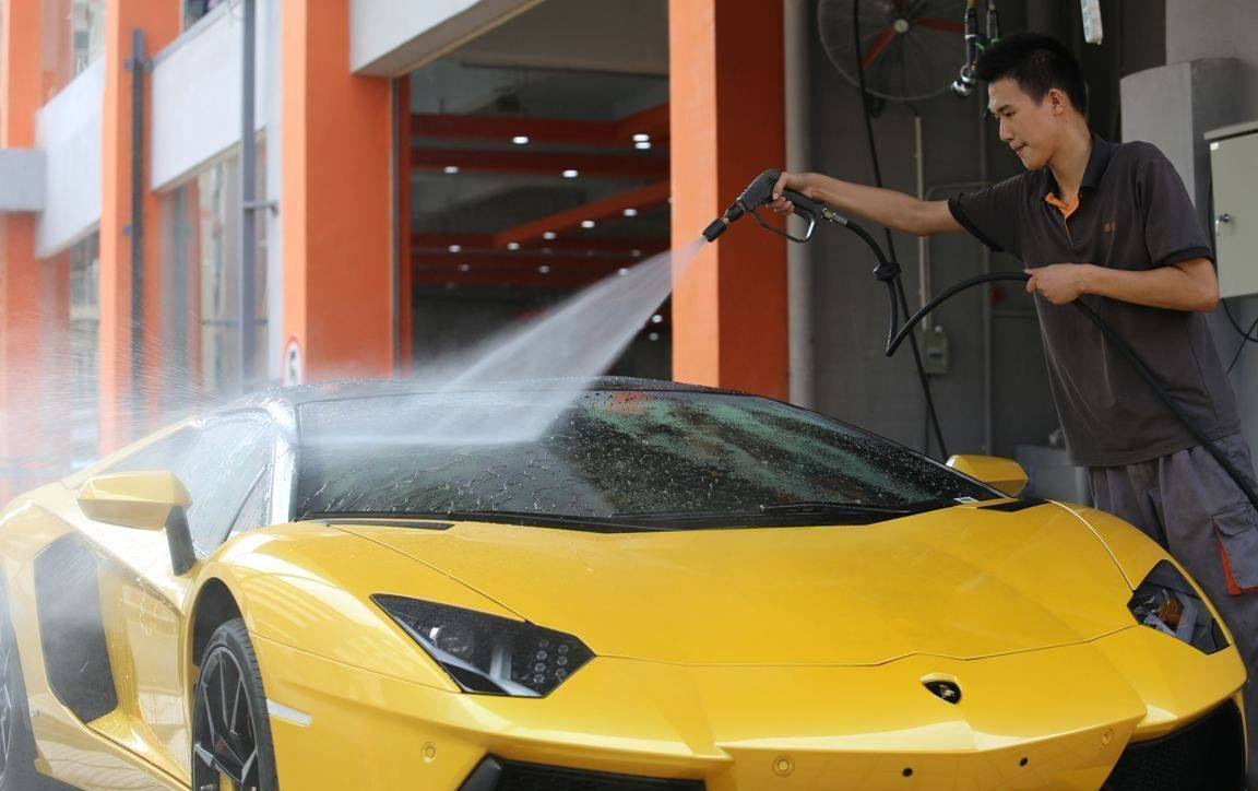 爱打扮(www.idaban.cn)，夏天洗车要注意，这样做还真不如不洗！1