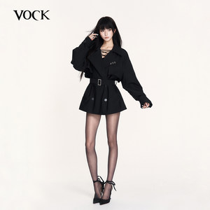 
VOCK takes a stroll in the city. The dark lady wears a high-end classic lapel coat, short lace-up windbreaker jacket