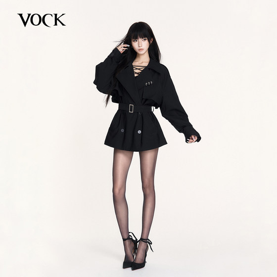 
VOCK takes a stroll in the city. The dark lady wears a high-end classic lapel coat, short lace-up windbreaker jacket