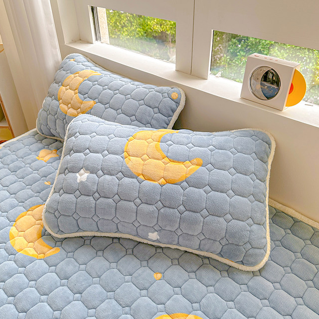 The Mat Was Thickened By The Winter Quilt Winter, The Warm Student Dormitory Was Quilted