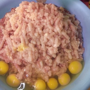 
Jinluo raw materials are customized to feed dogs, cats, chicken breasts, chicken racks, mud, chicken livers, chicken hearts, egg yolks, pet fresh meat, fresh food