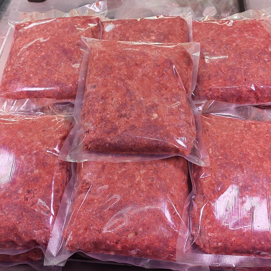 
Jinluo fresh raw materials for feeding dogs, chicken racks, freshly twisted quick-frozen chicken racks, pureed chicken bones, pureed chicken, pureed pet fresh cat and dog food