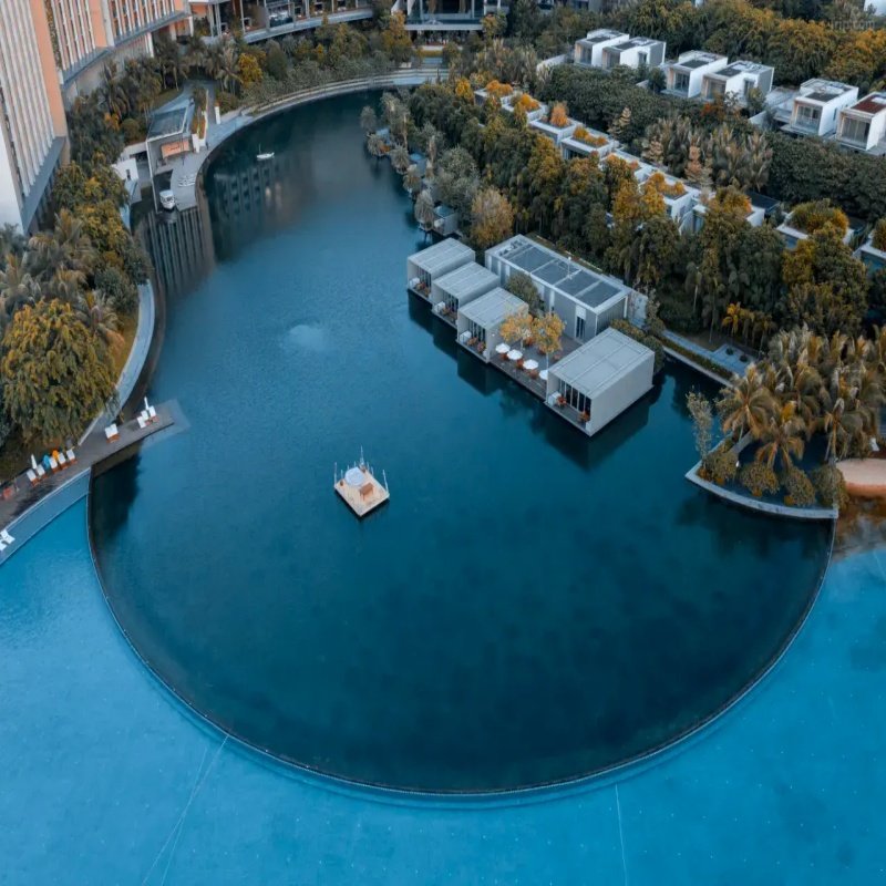 三亚艾迪逊酒店2-3晚+2大1小早餐+鸡尾酒小食套餐+水上项目+亲子主题活动、游园小火车