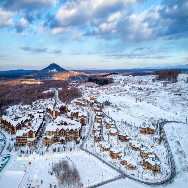 【早鸟特惠】长白山鲁能华美胜地2大1小家庭套票 含地中海温泉+滑雪+魔力冰场+UTA等 - 定制游预订