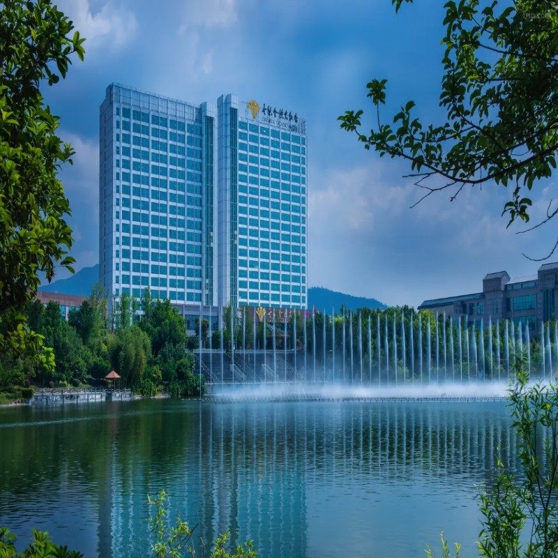 腾冲玛御谷悦椿酒店温泉云栖山景/腾冲世纪金源 高级山景客房+北海湿地2天1晚 - 定制游预订