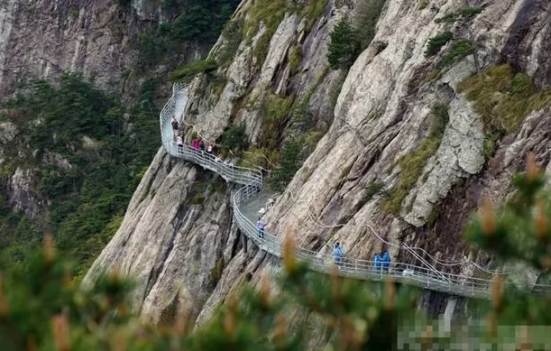 明堂山高空栈道图片