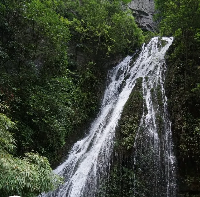 岩溶瀑布图片