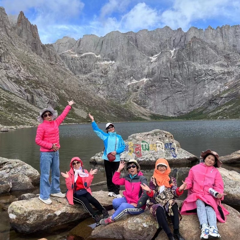 小团兰州出发成都结束色达9日甘南莲宝叶则四姑娘山扎尕那若尔盖 - 定制游预订