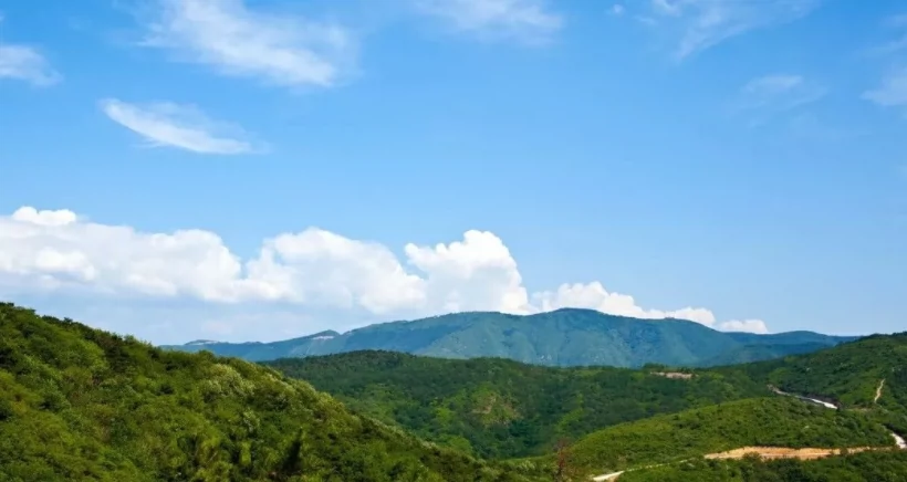 翠峰云断图片