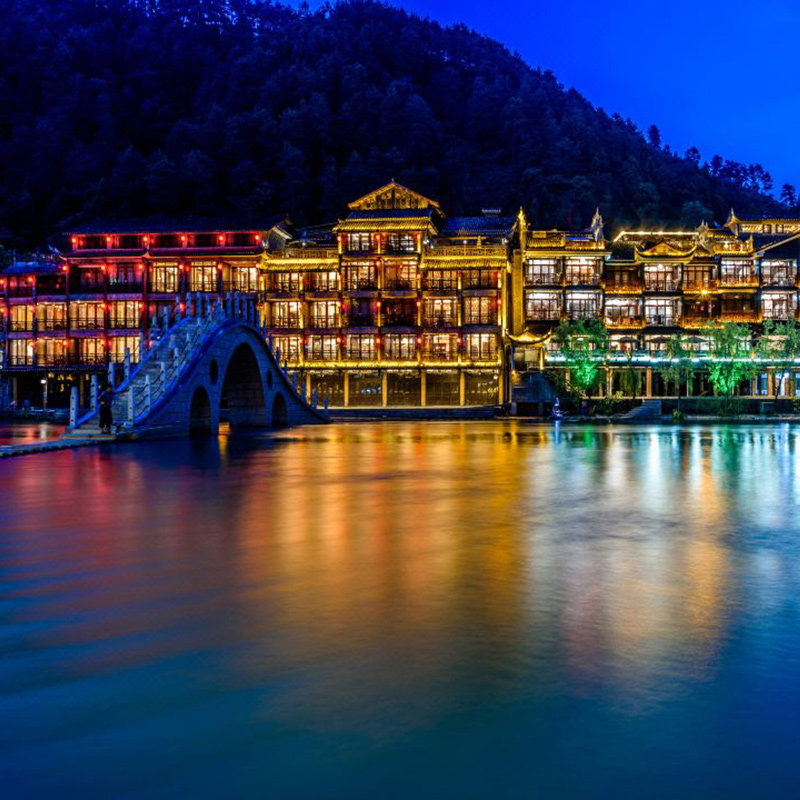 湘西凤凰古城酒店住宿2天1晚素履莲花+古城8景湘见沱江游船+凤凰样子演出票酒景套餐