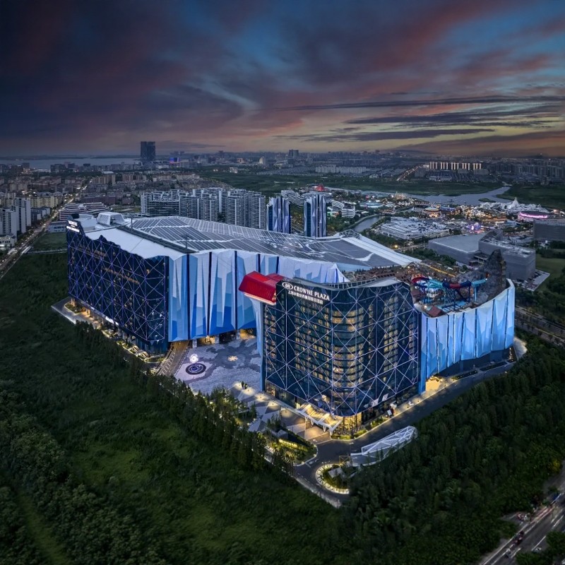 【冰雪奇缘·宿皇冠】1晚上海冰雪世界皇冠假日酒店+上海耀雪冰雪世界娱雪/滑雪任选