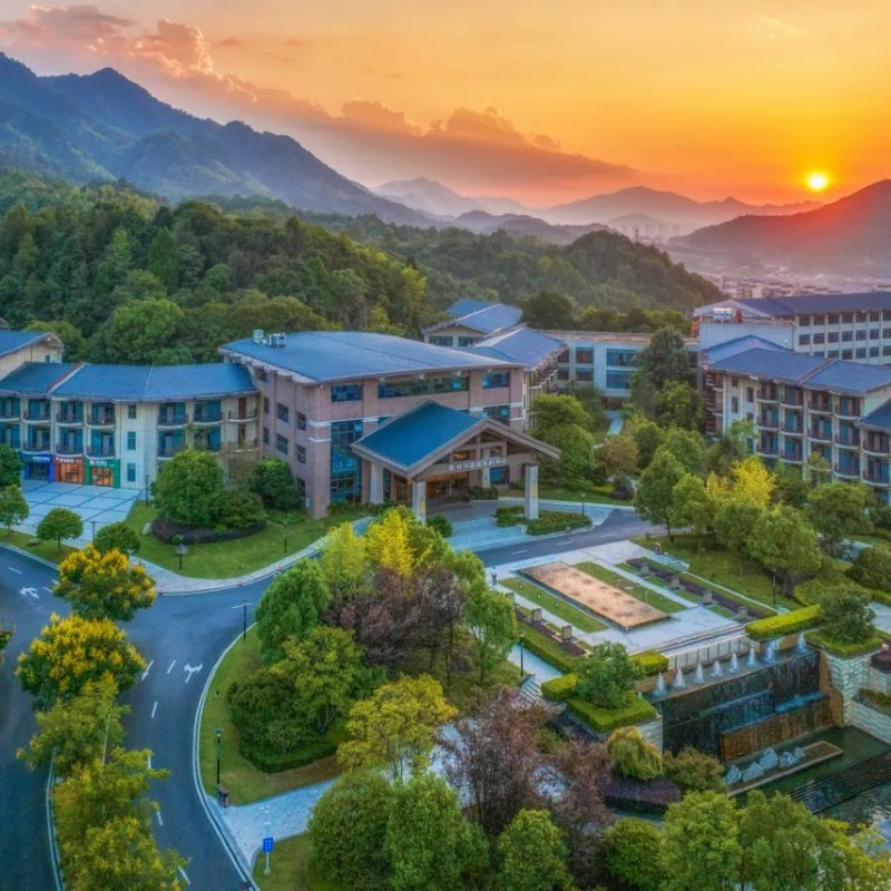 江西鹿鸣谷度假区修河温泉度假酒店多种套餐任选含2大1小早餐+温泉票 - 定制游预订