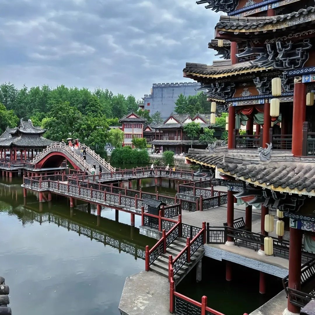 维也纳国际酒店(横店影视城梦幻谷店)住宿+横店影视城成人门票 - 定制游预订