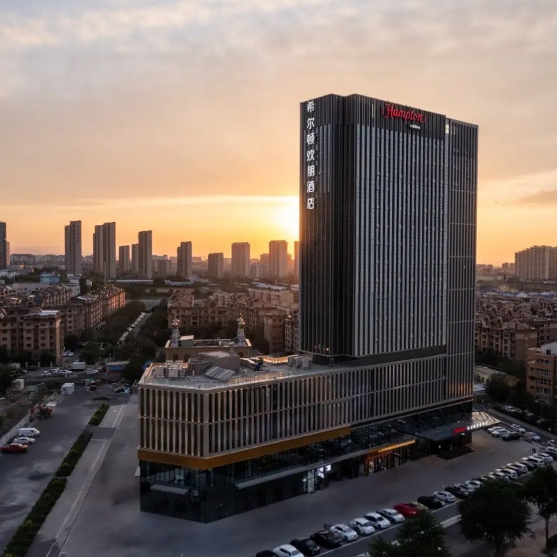 【希尔顿随心选】1晚乌鲁木齐希尔顿欢朋酒店+盐湖/海世界/汗血马基地/天山天池任选