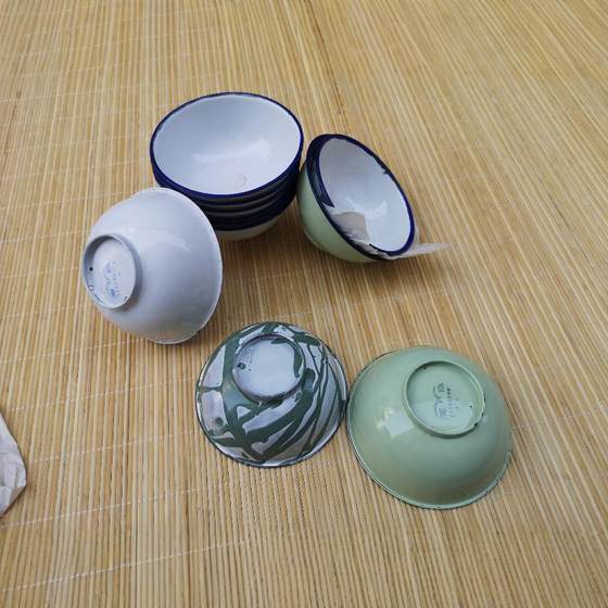 In the 1970s, the new old inventory enamel enamel bowl enamel dishes 怀 old collection Beijing enamel factory 3 color enamel bowl
