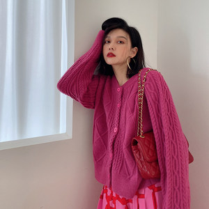 Tan Yanmi is sweet and elegant, with a dragon fruit color cardigan and twisted flower sweater~Korean version loose knit sweater for autumn single wear