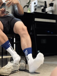 
D.M men's socks, letters, sports basketball socks, thickened sweat-absorbing white socks, color-blocking mid-tube socks, street shot