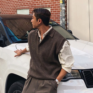 
Korean casual polo collar sweater fashionable vest autumn and winter niche Maillard dark brown sweater vest shoulder