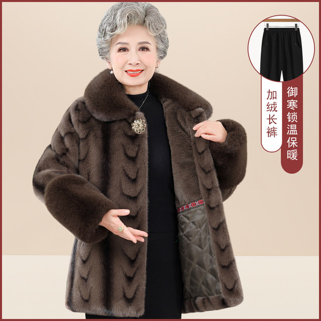 Middle -aged and elderly people in winter female grandmother pretend to be fur coat mothers, mink velvet coats, thick wife high -end cotton jacket
