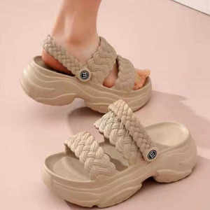 Step on the sole of the shit, wearing sand slippers, women in summer 2024, new superfire pine cake bottom increase beach sandals female
