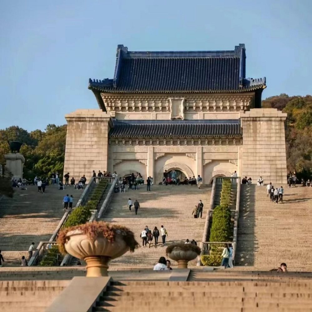 南京牛首山+总统府+中山陵+夫子庙3日跟团游赠游船50餐标豪华酒店