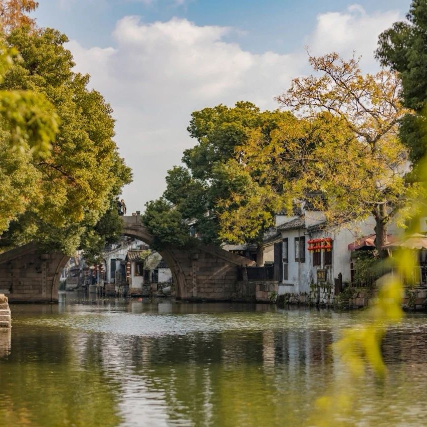 上海迪士尼+苏州+杭州乌镇西塘五日跟团游鲁迅故居赠游船提灯走桥