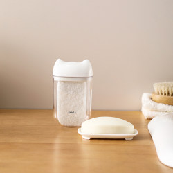 Carryable lid-sealed soap box for business trips