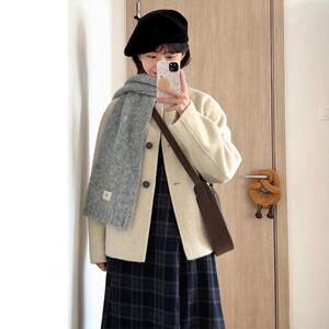 Simple sense, simple, loose rice white woolen coat women's winter new round neck short woolen woolen coat small
