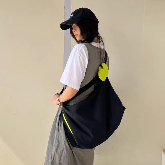 
[Ready Stock] Fashion Large Capacity Nylon Cloth Casual Crossbody Bag Women's Commuting Tote Bag Travel Bag Cloth Bag
