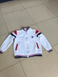 Chen Jinglun's New White Sweatshirt Is a Replica of School Uniform with Long Sleeves, Zip-Up Style, and Sports Long Sleeves