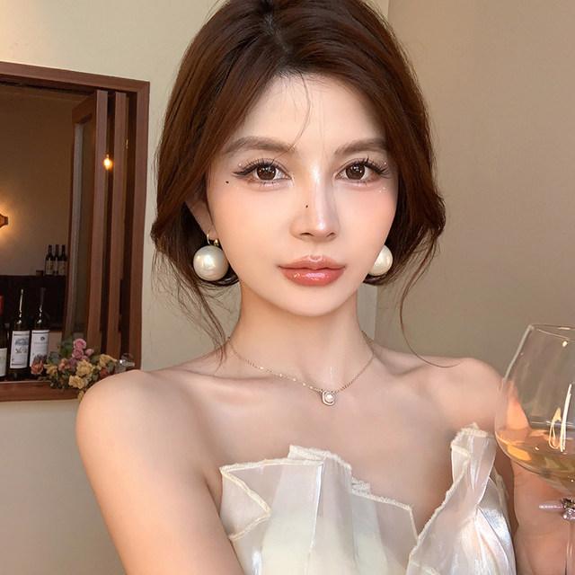 Hong Kong style retro exaggerated pearl earrings women's earrings niche unique design earrings European and American cold style earrings