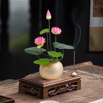Artificial flowers, simulated Buddha lotus and lotuses in the front hall
