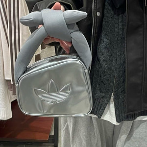 
Spot Adidas Adidas Clover Mini Handbag Clutch Clutch Metal Silver JC6010