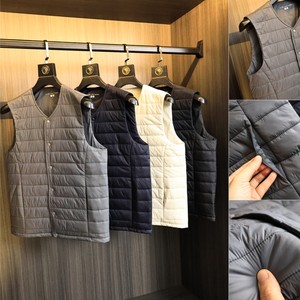 
Daily items removed from the cabinet! Lightweight to keep out the cold! Autumn and winter men’s solid color versatile fashionable warm V-neck cotton vest
