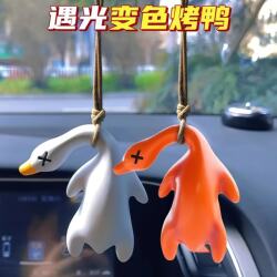 Color-Changing Roast Duck Pendant That Changes Color When Exposed to Ultraviolet Light, Fun and Creative Roast Duck Keychain, Black Technology Toy