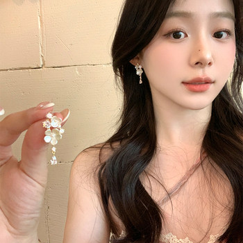 
Floral artistic conception exquisite flash zirconium small white flower tassel earrings